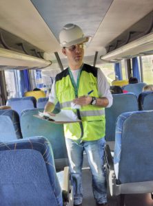 ORIENTAÇÃO SOBRE A IMPORTÂNCIA DO USO DO CINTO DENTRO DO TRANSPORTE COLETIVO