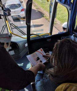 ENTREGA DE FOLDER EDUCATIVO E ORIENTAÇÃO SOBRE A IMPORTÂNCIA DO USO DO CINTO