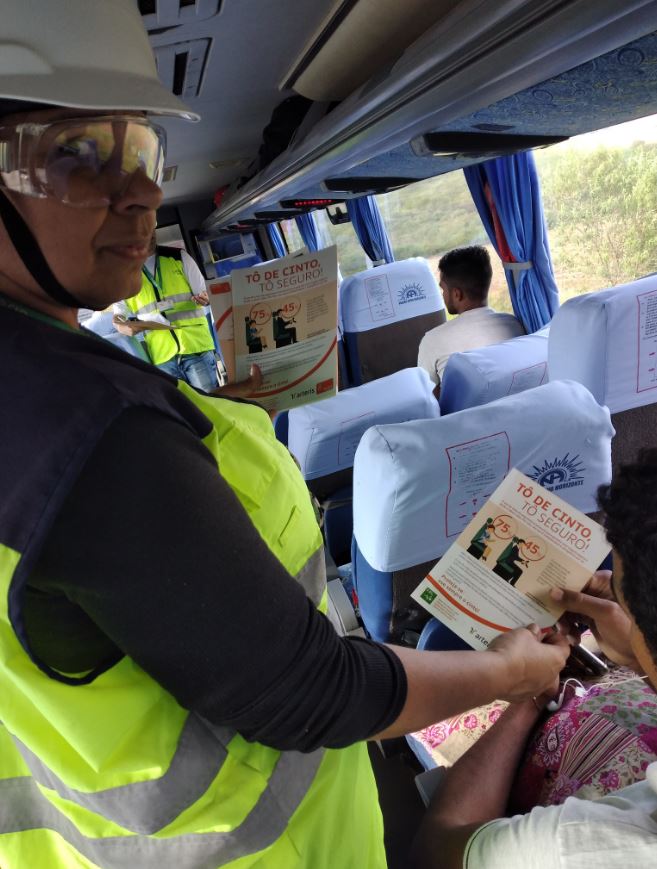 ENTREGA DE FOLDER EDUCATIVO E ORIENTAÇÃO SOBRE A IMPORTÂNCIA DO USO DO CINTO