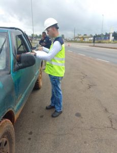 ENTREGA DE FOLDER EDUCATIVO E ORIENTAÇÃO SOBRE A IMPORTÂNCIA DO USO DO CINTO