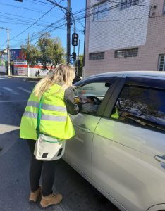 ENTREGA E FOLDER EDUCATIVO E ORIENTAÇÃO SOBRE SEGURANÇA NO TRÂNSITO