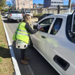 ENTREGA E FOLDER EDUCATIVO E ORIENTAÇÃO SOBRE SEGURANÇA NO TRÂNSITO