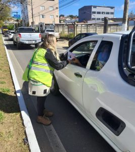 ENTREGA E FOLDER EDUCATIVO E ORIENTAÇÃO SOBRE SEGURANÇA NO TRÂNSITO