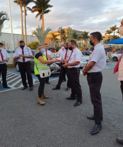 ENTREGA DO FOLDER COM DICAS DE SEGURANÇA PARA OS MOTORISTAS DO TRANSPORTE COLETIVO