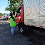 Motoristas e passageiros receberam folhetos educativos com dicas de segurança no trânsito