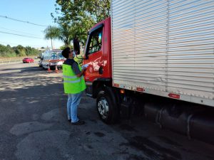 Motoristas e passageiros receberam folhetos educativos com dicas de segurança no trânsito