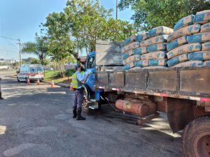 Além de folhetos com dicas de segurança no trânsito os motoristas receberam lixocar e álcool gel 70%