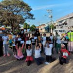 Os alunos distribuíram desenhos sobre preservação ambiental, lixocar e mudas de cajamanga