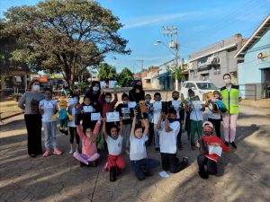 Os alunos distribuíram desenhos sobre preservação ambiental, lixocar e mudas de cajamanga