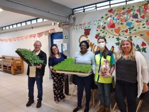 EE Prof. Roberto Scarabuci - recebendo as mudas de verduras, cada bandeja tem 288 mudas