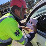 ENTREGA DE FOLDER EDUCATIVO E ORIENTAÇÃO SOBRE O USO DO CINTO DE SEGURANÇA