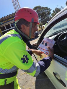 ENTREGA DE FOLDER EDUCATIVO E ORIENTAÇÃO SOBRE O USO DO CINTO DE SEGURANÇA