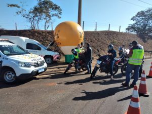 90 Antenas aparadoras de linha de cerol foram disponibilizadas aos motociclistas