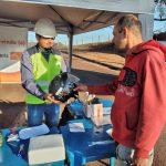 durante a ação educativa, capacetes e viseiras passaram por limpeza e os motociclistas foram orientados sobre o uso adequado desse equipamento de segurança