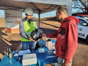 durante a ação educativa, capacetes e viseiras passaram por limpeza e os motociclistas foram orientados sobre o uso adequado desse equipamento de segurança