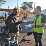 o motociclista que participou ainda recebeu boné personalizado