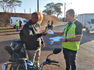 o motociclista que participou ainda recebeu boné personalizado