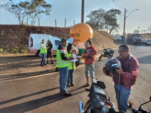 equipes da Arteris ViaPaulista orientaram motociclistas sobre segurança no trânsito