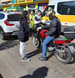 ENTREGA DE FOLDER EDUCATIVO E ORIENTAÇÃO SOBRE O RESPEITO ÀS LEIS DE TRÂNSITO