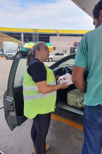 ENTREGA DE FOLDER EDUCATIVO E ORIENTAÇÃO SOBRE A IMPORTÂNCIA DO CINTO DE SEGURANÇA