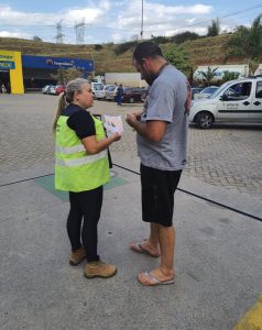 ENTREGA DE FOLDER EDUCATIVO E ORIENTAÇÃO SOBRE A IMPORTÂNCIA DO CINTO DE SEGURANÇA