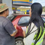 ENTREGA DE FOLDER EDUCATIVO E ORIENTAÇÃO SOBRE A IMPORTÂNCIA DO CINTO DE SEGURANÇA