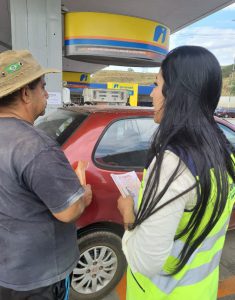 ENTREGA DE FOLDER EDUCATIVO E ORIENTAÇÃO SOBRE A IMPORTÂNCIA DO CINTO DE SEGURANÇA