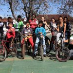 ALUNOS E EDUCADORES PARTICIPANDO DO PASSEIO CICLÍSTICO