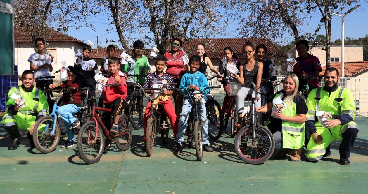 ALUNOS E EDUCADORES PARTICIPANDO DO PASSEIO CICLÍSTICO