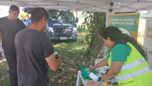 Orientação e entrega de brindes