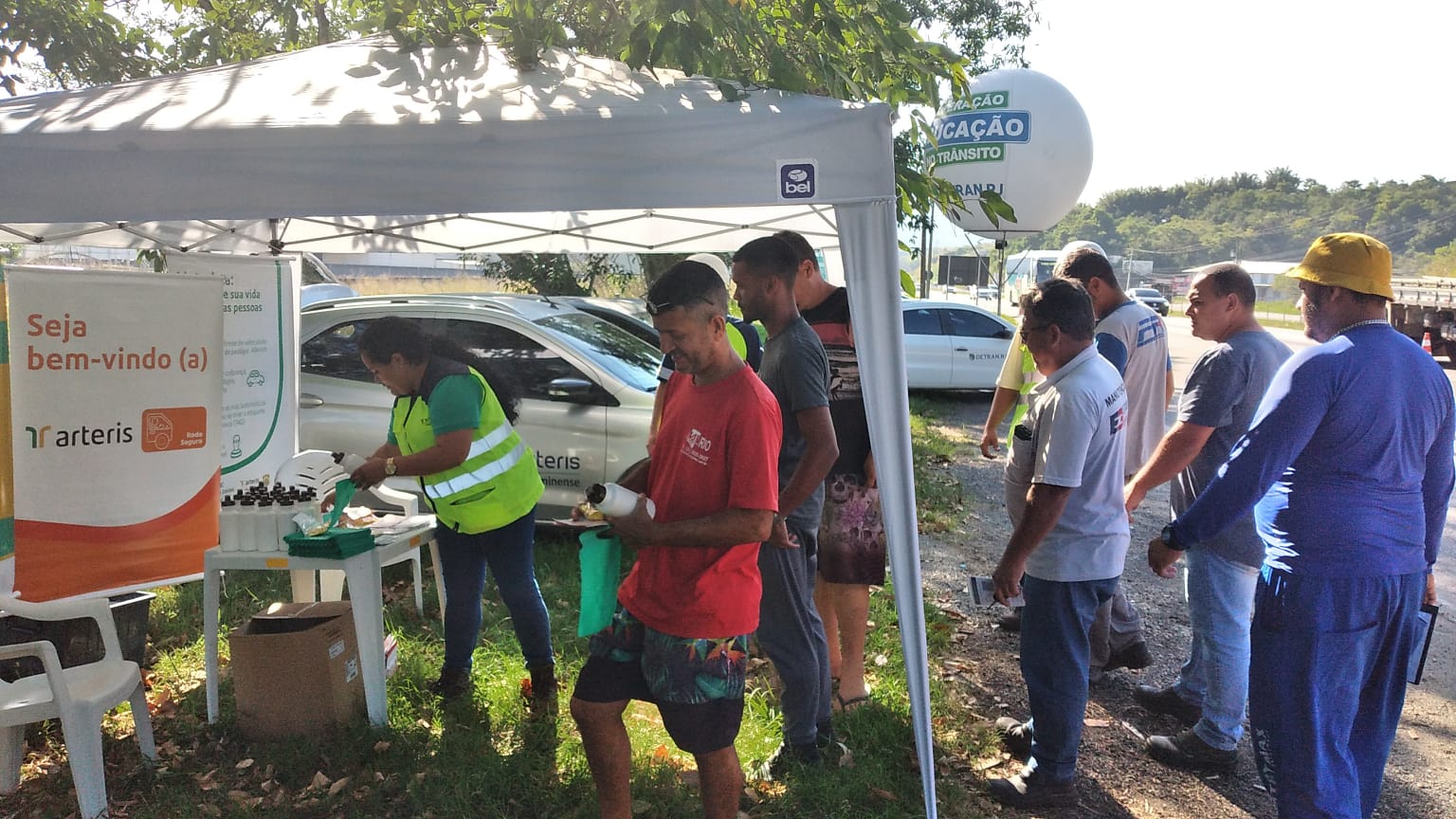 Orientação e entrega de brindes