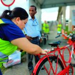 Aplicação de adesivo refletivo nas bicicletas.