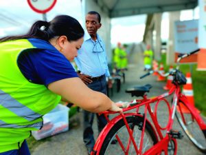 Aplicação de adesivo refletivo nas bicicletas.