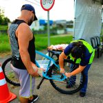 Aplicação de adesivo refletivo nas bicicletas.