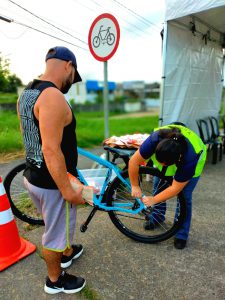 Aplicação de adesivo refletivo nas bicicletas.