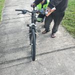 Colagem de adesivo refletivo nas bicicletas.