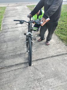 Colagem de adesivo refletivo nas bicicletas.