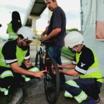 Colagem de adesivo refletivo nas bicicletas.