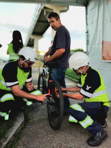 Colagem de adesivo refletivo nas bicicletas.