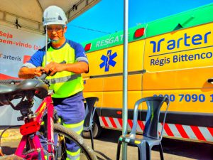 Instalação de antena corta pipa em bicicletas.