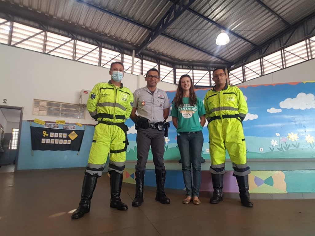 Equipe que realizou a atividade educativa na escola – sustentabilidade, resgate e PMRV