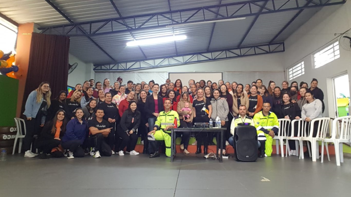 equipe e profissionais da casa da criança reunidos para foto oficial