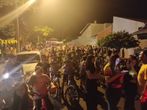 Alunos, famílias e comunidades reunidos para o passeio ciclístico da EMTI Yolanda Jorge em São Simão