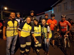 Equipe VP reunida com os ciclistas do grupo Pioneiros do Serrado