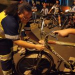 todas as bicicletas receberam adesivos refletivos brancos e vermelhos