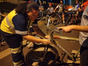 todas as bicicletas receberam adesivos refletivos brancos e vermelhos