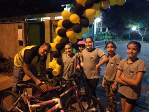 todas as bicicletas receberam adesivos refletivos brancos e vermelhos