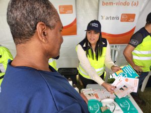 Orientação e entrega de panfletos