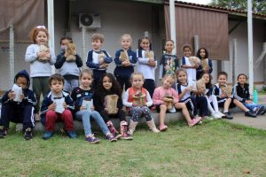 Todos os alunos receberam mudinhas para plantarem e cuidarem em suas casas