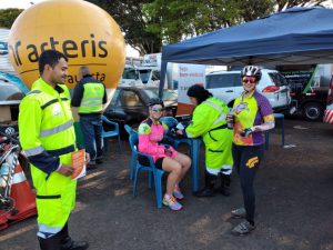 todos os ciclistas puderam aferir pressão e batimentos cardíacos com a equipe do resgate da concessionária